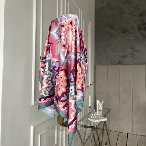 Платок атласный с орнаментом